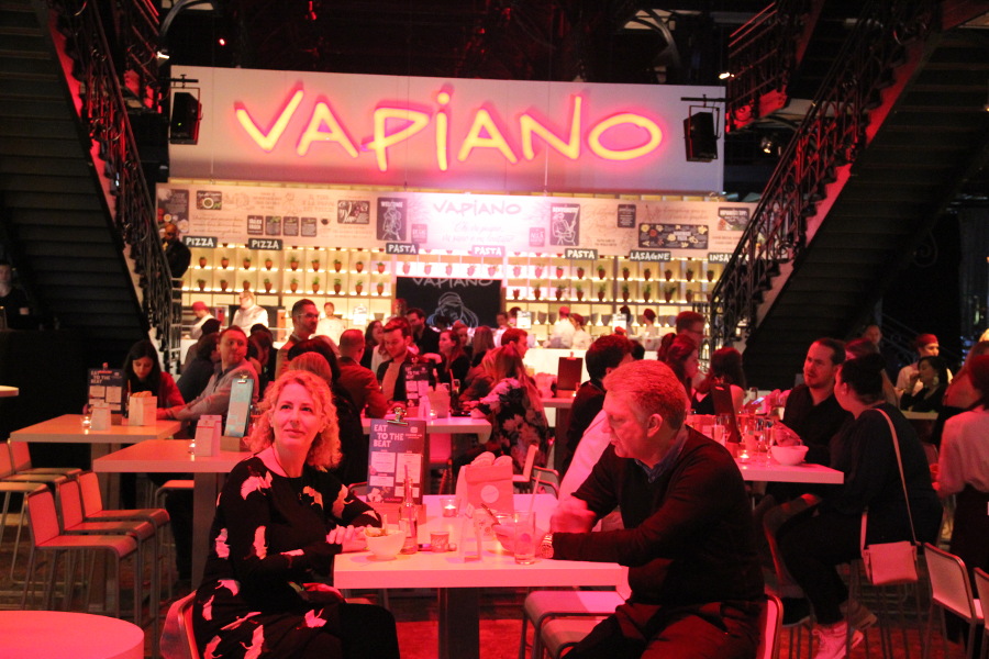 Impressionen Vapiano Stand mit Besuchern