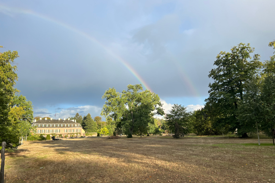 Schloss Wolfsgarten mit Regenbogen