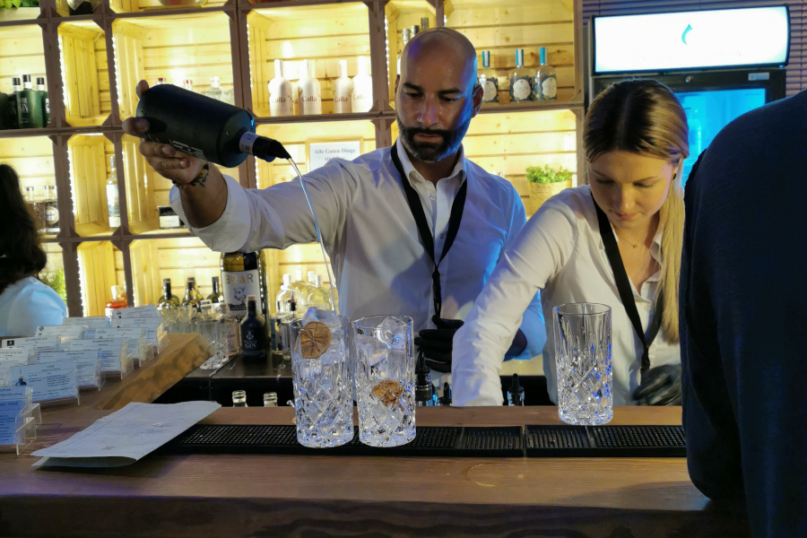 Barkeeper mixt einen Drink beim deutschen Fernsehpreis 2022