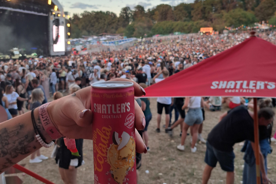 Gelände des Happiness Festivals, Shatler's Cocktail im Vorgergrund