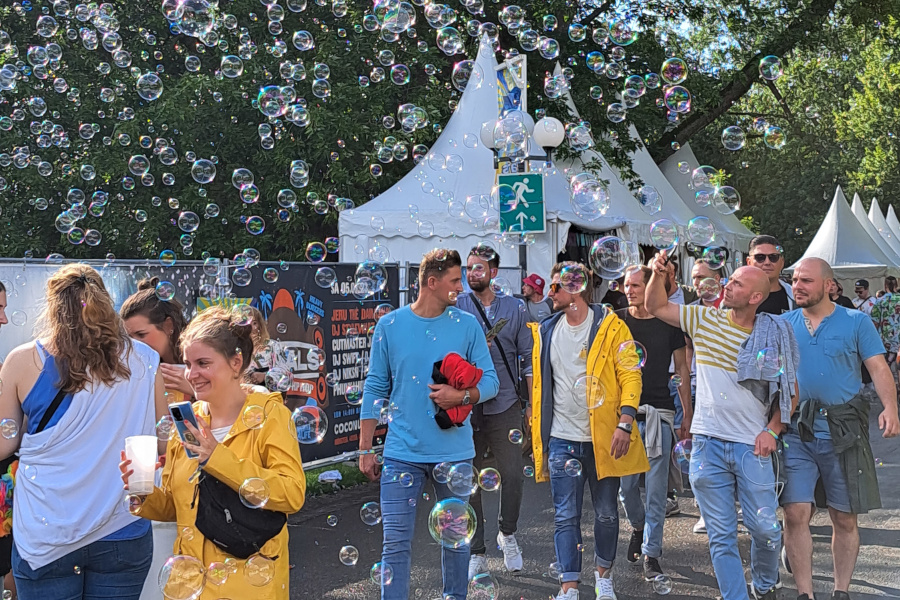 Besucher:innen mit Seifenblasen beim Juicy Beats Festival