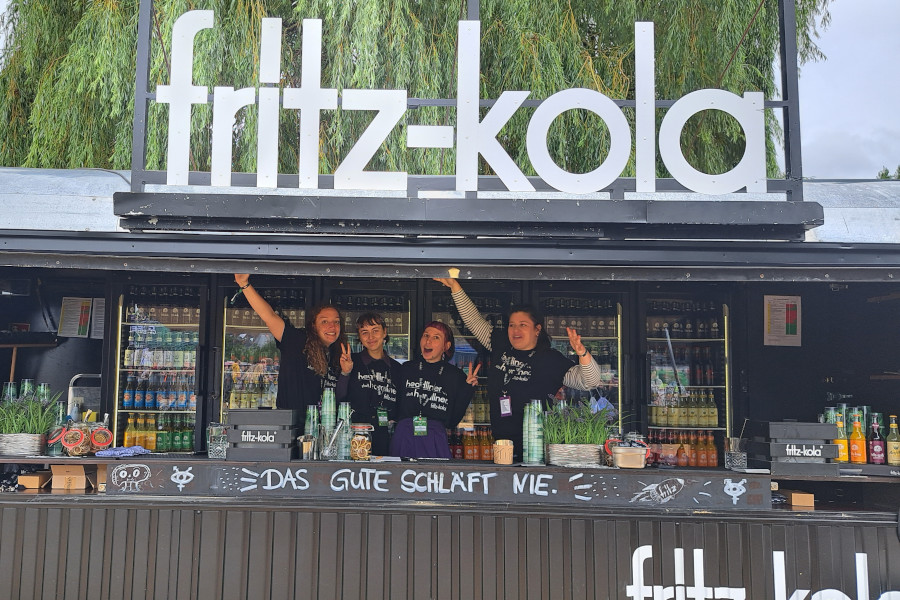 fritz-kola Team im Bauwagen beim Green Juice Festival