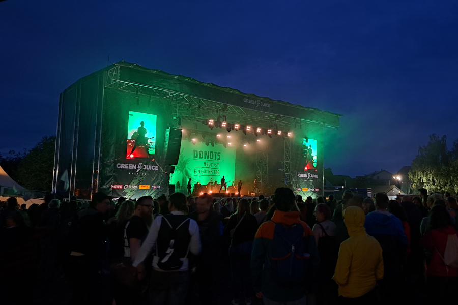 Stage bei Nacht beim Green Juice Festival