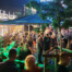 Gäste des MS Dockville vor dem fritz-kola Container