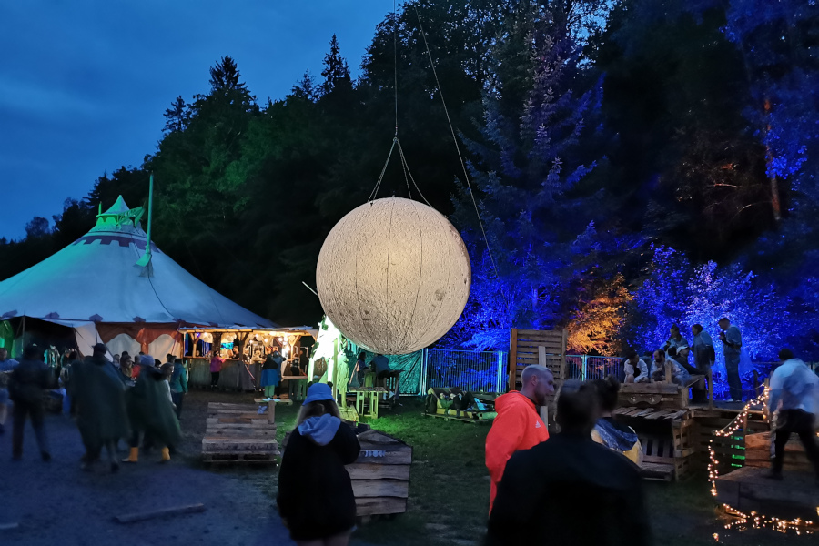 Festivalgelände Sound of the Forest bei Nacht