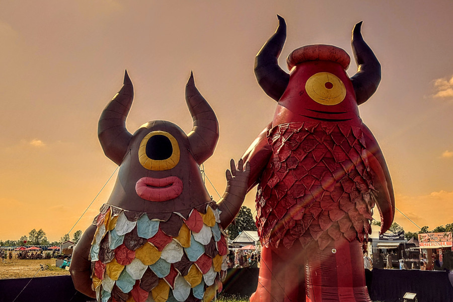 Maskottchen in der Abendsonne beim Highfield Festival 2023