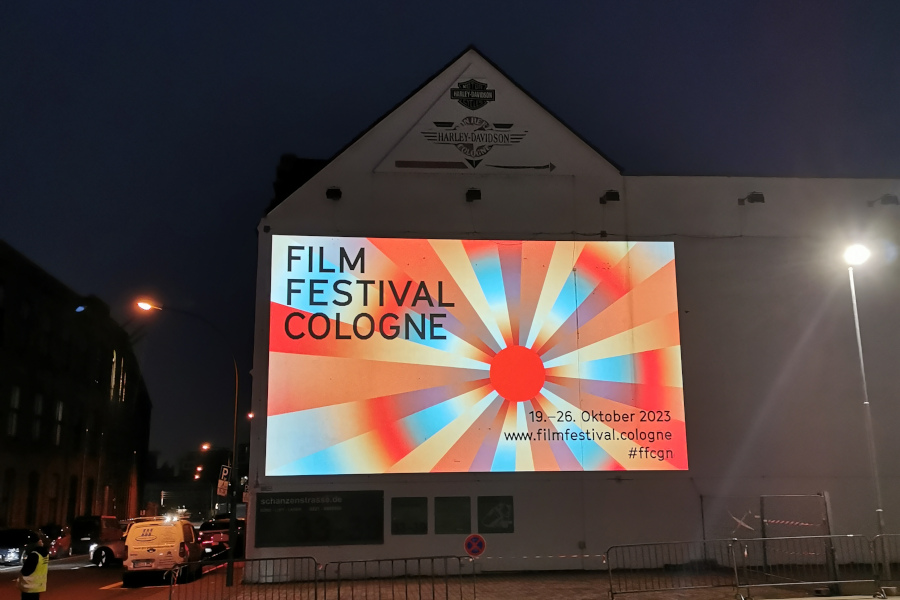 Leuchtreklame für das Filmfestival Cologne auf einer Hauswand